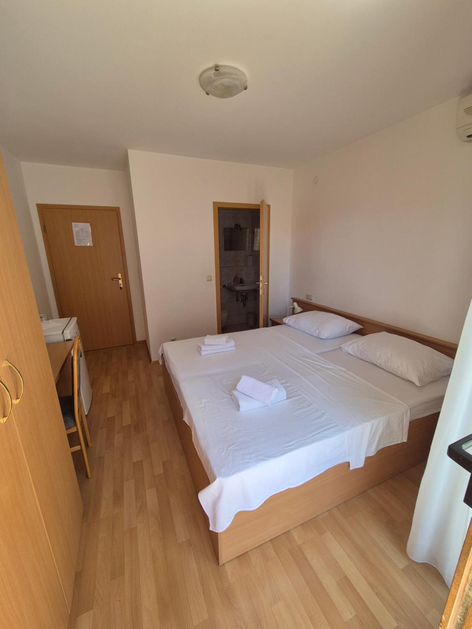 Apartments And Rooms Mamic Dugi Rat Dış mekan fotoğraf